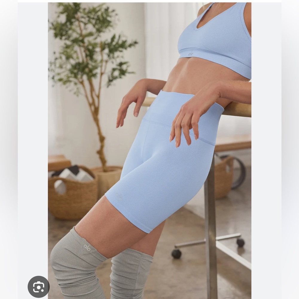 ALO Yoga Favorite short in seashell blue